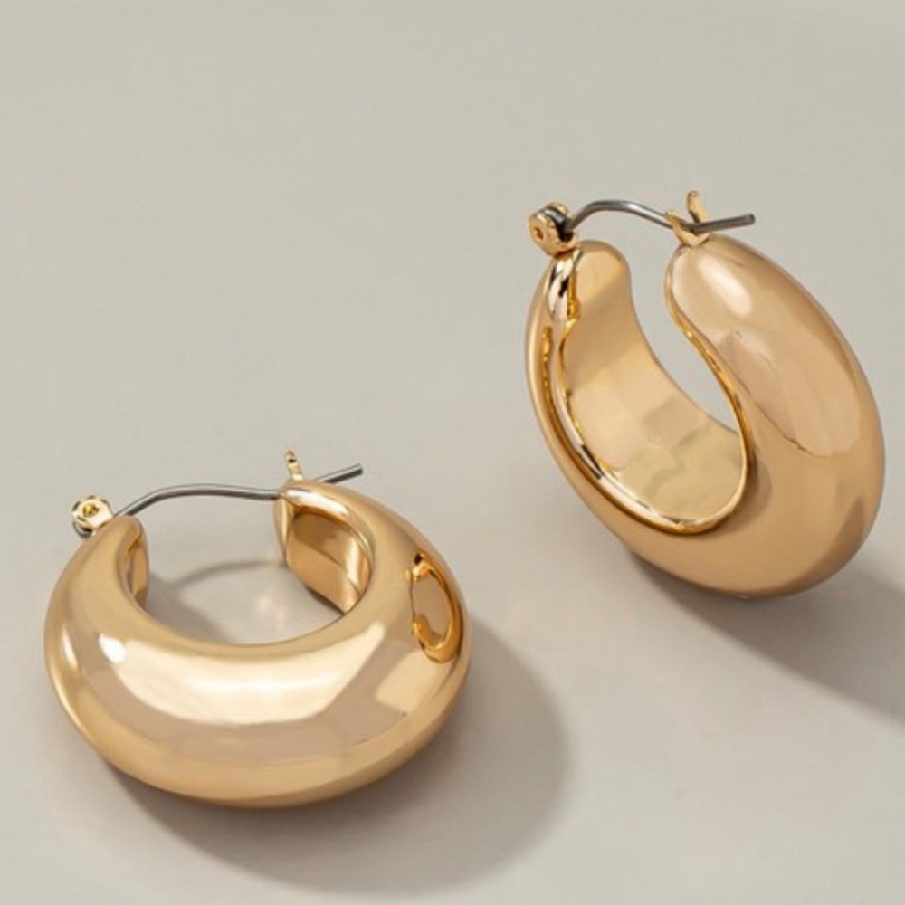 Gold plated shiny round earrings